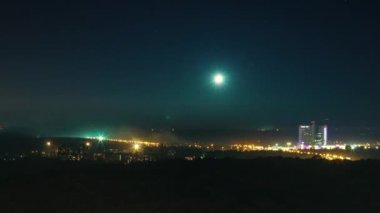 Ay ve yıldız şehir üzerinde