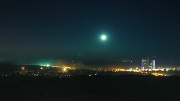 Månen och stjärnorna ovanför staden — Stockvideo
