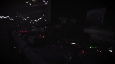 Techno Djs in. Teller, denetleyicileri ve karıştırıcılar kurmak