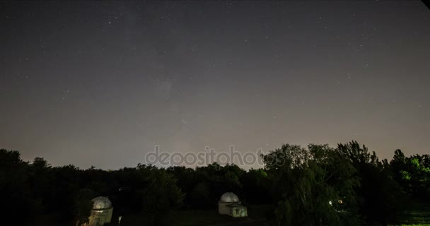 Hermoso Star Trails Cielo nocturno cerca de la autopista . — Vídeos de Stock