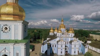 Kiev. Ortodoks katedrali ve bir dron nehirden.