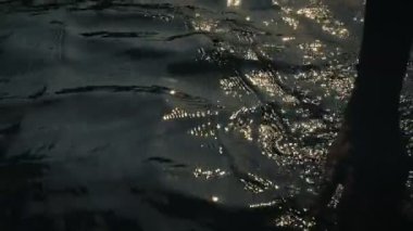 Kadının su yüzeylere kol