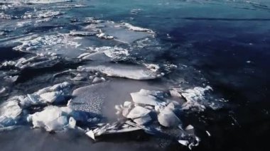 Donmuş nehrin üzerinde uçan