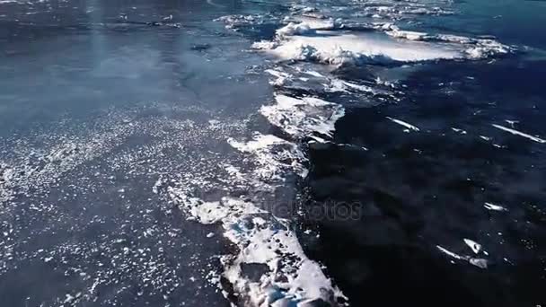 Flug über die Eisformationen des gefrorenen Flusses — Stockvideo