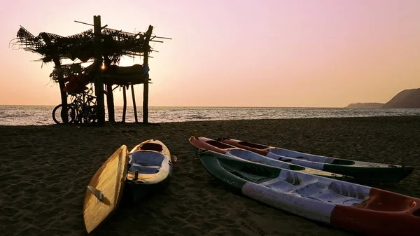 Belles couleurs du ciel au coucher du soleil avec des bateaux et tour de surveillance de service de sauvetage — Photo
