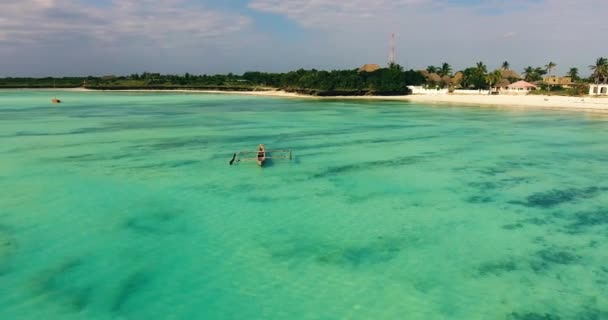 Yalnız bir tekne Afrika bir sahil şeridine şaşırtıcı bir dron Panoraması — Stok video