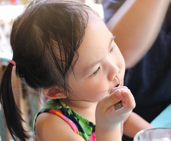 Αξιολάτρευτο κοριτσάκι αρέσει να τρώνε παγωτό. — Φωτογραφία Αρχείου