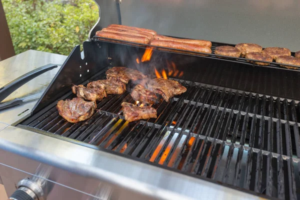 Gotowanie mięsa na grilla — Zdjęcie stockowe