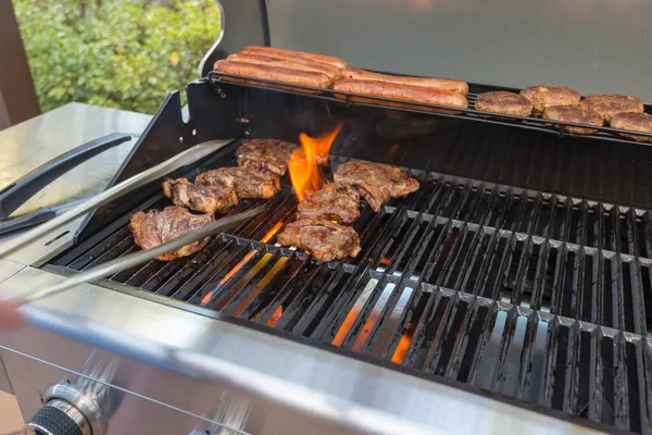 Gotowanie mięsa na grilla — Zdjęcie stockowe