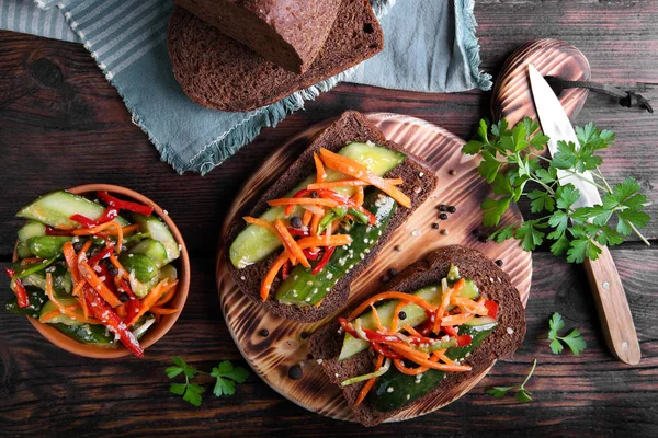 low-salt cucumber appetizer with carrots,peppers,sesame seeds and rye bread