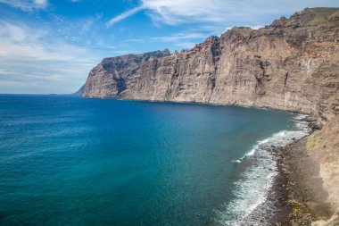 Plaj ve kayalıklarla Los Gigantes, Tenerife, Kanarya Adaları, İspanya