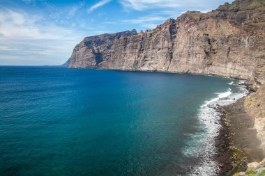 Plaj ve kayalıklarla Los Gigantes, Tenerife, Kanarya Adaları, İspanya