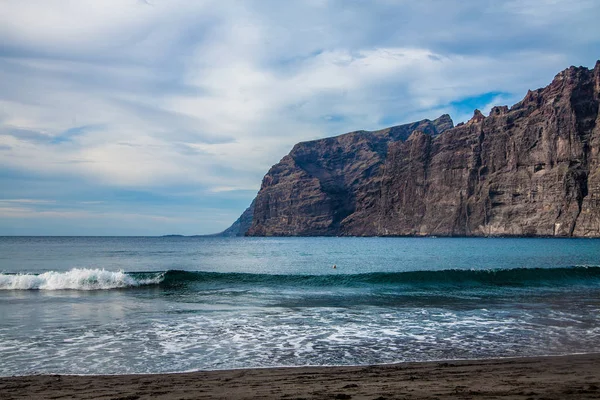 ビーチやロス ギガンテス、テネリフェ島、カナリア諸島、スペインで崖 — ストック写真
