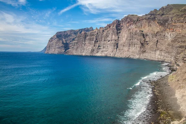 Plaj ve kayalıklarla Los Gigantes, Tenerife, Kanarya Adaları, İspanya