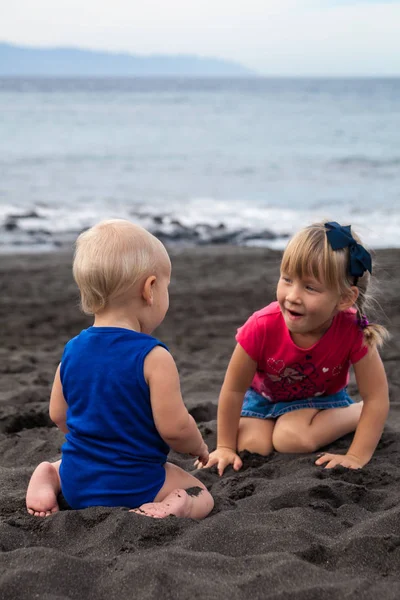 Çocuklar Playa la Arena oyun volkanik kum plaj siyah