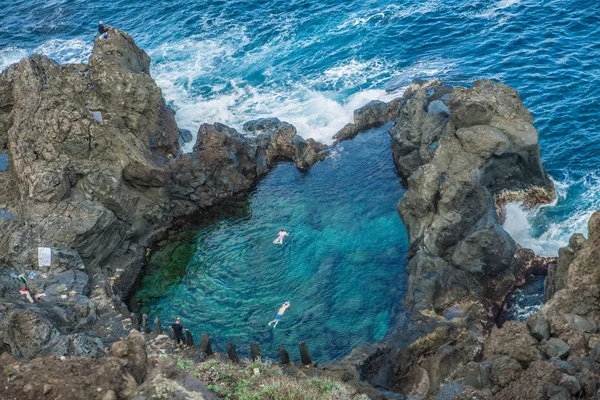 Люди, плавающие в природном бассейне Charco De La Laja — стоковое фото