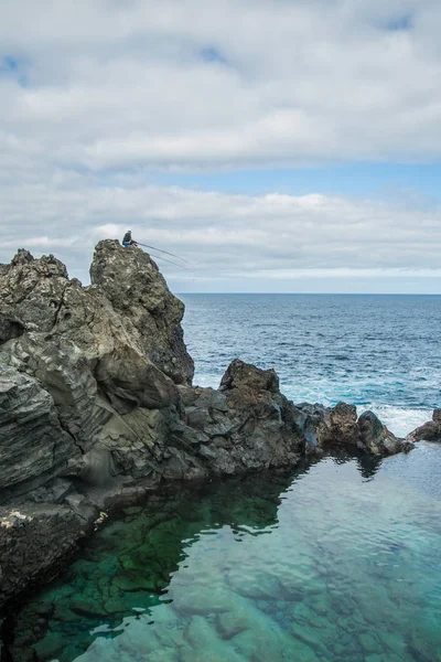 Рыбаки в природном бассейне Charco De La Laja — стоковое фото