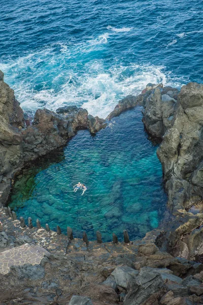 Люди, плавающие в природном бассейне Charco De La Laja — стоковое фото