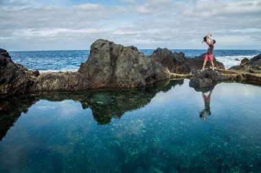 Garachico okyanus kıyıya yakın baba ve bebek çocuk oyun