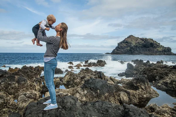 Mãe e menino brincam perto da costa do mar em Garachico — Fotografia de Stock