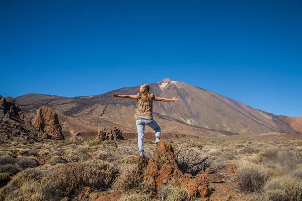 Genç kadın Teide Milli Parkı'nda