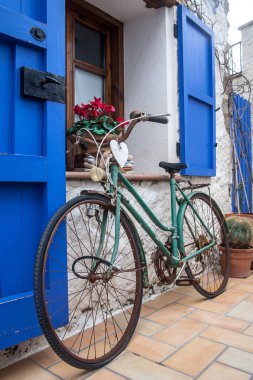 Vintage eski Bisiklet İspanya şirin çiçekli evin önünde