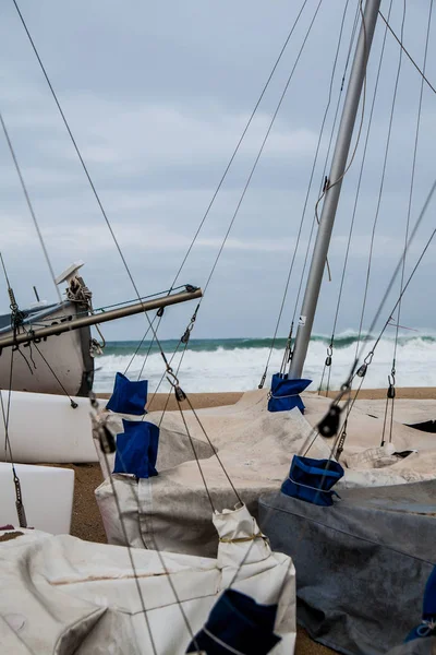 Pequeños veleros en la playa de Montgat —  Fotos de Stock