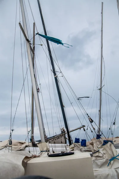 Pequeños veleros en la playa de Montgat — Foto de Stock