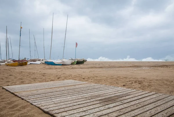 Malé lodě na pláži v Montgat — Stock fotografie