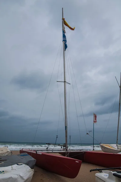 Pequenos barcos à vela na praia em Montgat — Fotografia de Stock