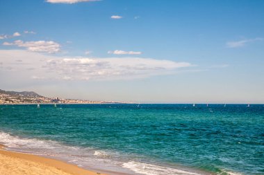 Rüzgar sörfçü mavi denizde