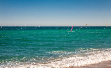 Rüzgar sörfçü mavi denizde