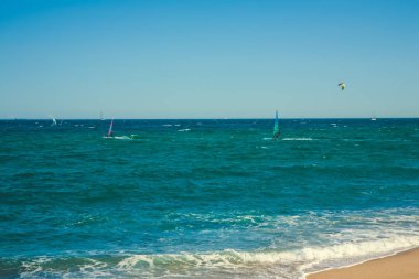 Rüzgar sörfçü mavi denizde