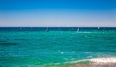 Rüzgar sörfçü mavi denizde