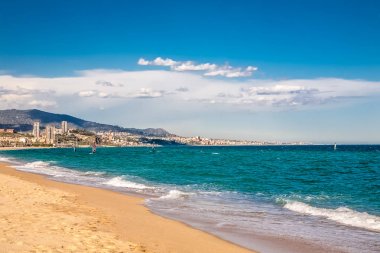 Rüzgar sörfçü mavi denizde