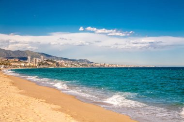 Rüzgar sörfçü mavi denizde