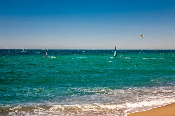 Windsurfer auf dem blauen Meer — Stockfoto