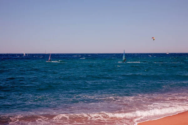 Rüzgar sörfçü mavi denizde — Stok fotoğraf