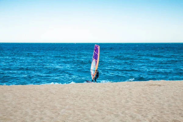 Surfistas de vento no mar azul — Fotografia de Stock