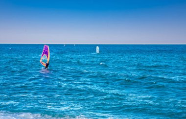 Rüzgar sörfçü mavi denizde