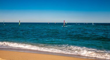 Rüzgar sörfçü mavi denizde