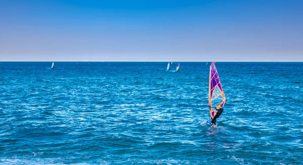 Surfistas de viento en el mar azul —  Fotos de Stock