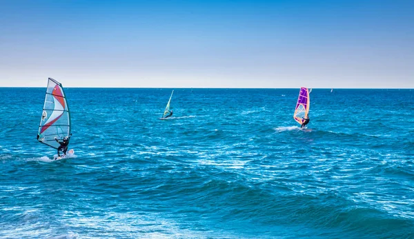 Surfistas de viento en el mar azul —  Fotos de Stock