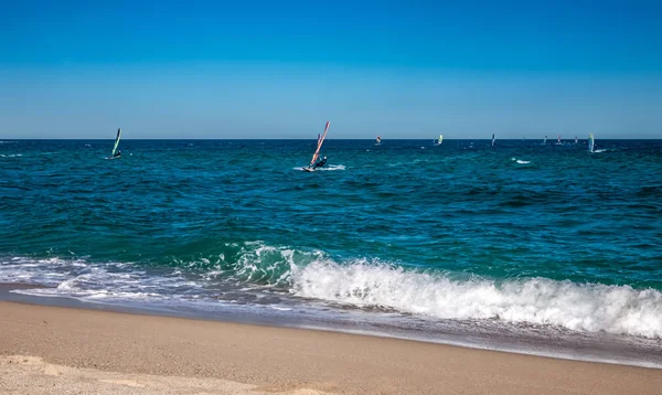Windsurfers op de blauwe zee — Stockfoto