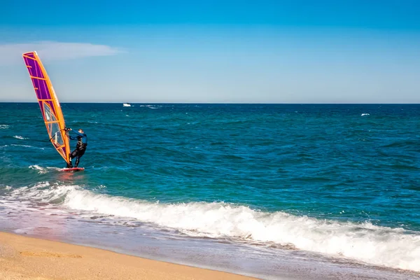 Surfistas de vento no mar azul — Fotografia de Stock