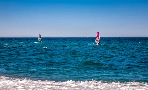 Surfistas de viento en el mar azul —  Fotos de Stock