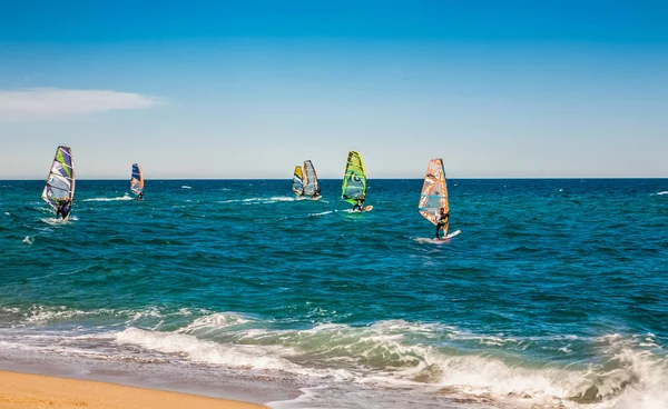 Surfistas de vento no mar azul — Fotografia de Stock