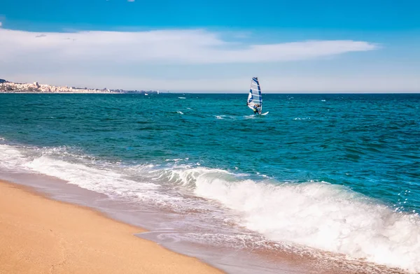 Surfistas de viento en el mar azul —  Fotos de Stock