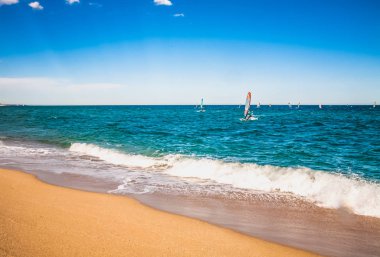 Rüzgar sörfçü mavi denizde