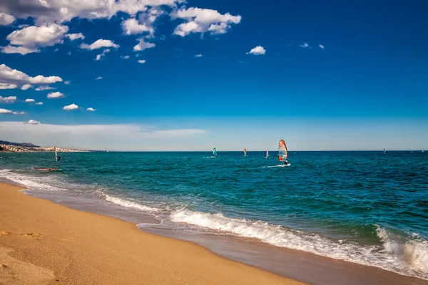 Windsurfer auf dem blauen Meer — Stockfoto